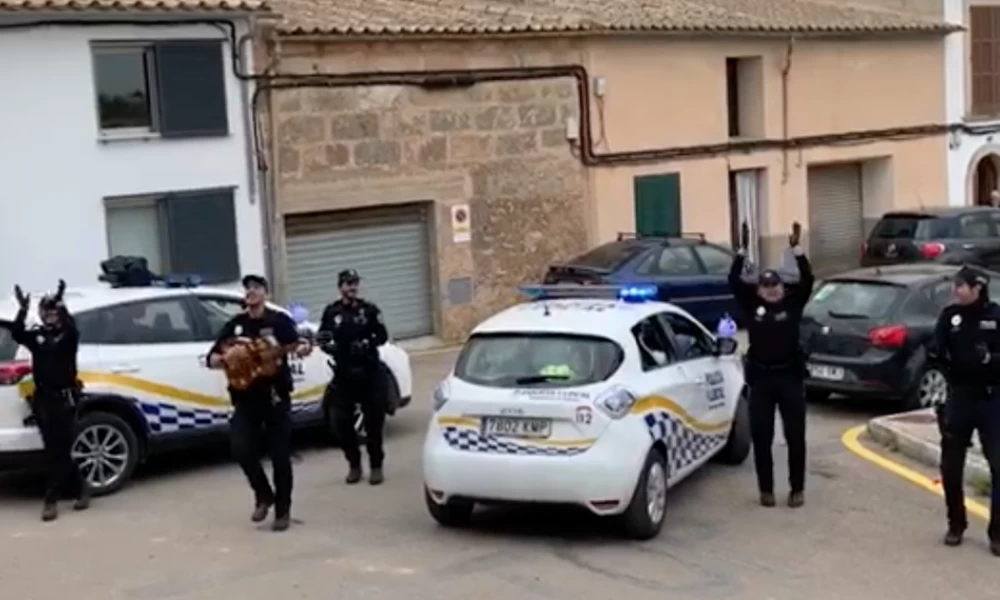 Δείτε τι κάνει η αστυνομία στην Ισπανία για να κρατήσει ψηλά το ηθικό των κατοίκων